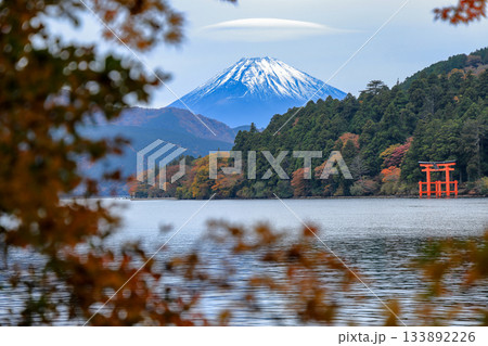 紅葉の湖畔より望む笠富士(芦ノ湖) 神奈川県箱根町 紅葉の湖畔より望む笠富士(芦ノ湖) 神奈川県箱根町 133892226