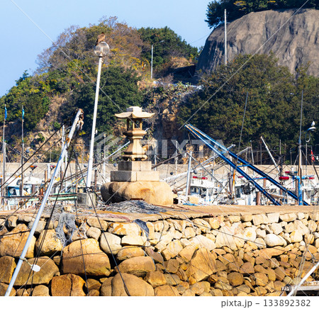 広島県福山市走島の漁港にある常夜灯のある風景 133892382