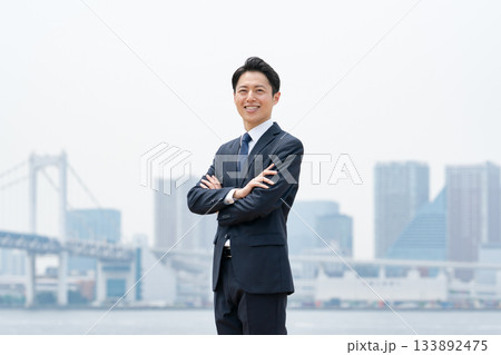 ビジネスマン　空　都会　 133892475