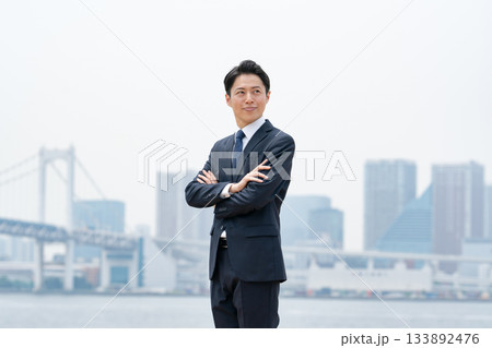 ビジネスマン　空　都会　 133892476