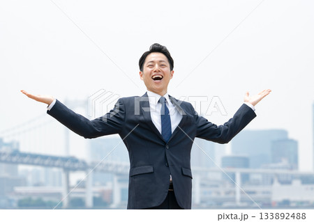 ビジネスマン　空　都会　お勧め 133892488