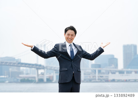 ビジネスマン　空　都会　お勧め 133892489