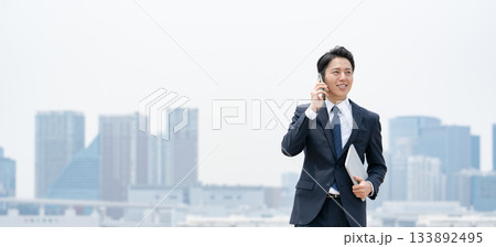 ビジネスマン 空 スマホ ビジネスマン 空 スマホ 133892495