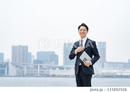 ビジネスマン 空 デベロッパー ビジネスマン 空 デベロッパー 133892508
