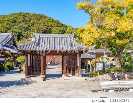 秋の神戸・須磨寺の仁王門 秋の神戸・須磨寺の仁王門 133892572