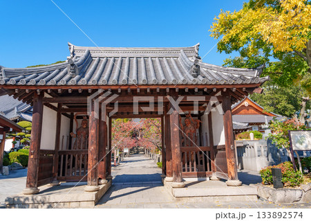 秋の神戸・須磨寺の仁王門 133892574