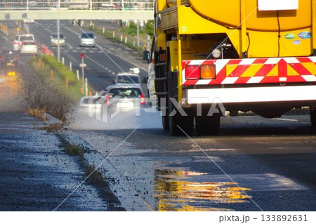 はたらく車　道路清掃中の散水車 133892631