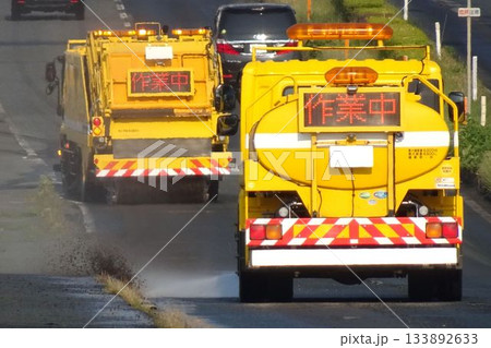 はたらく車　道路清掃中の特殊車両 133892633