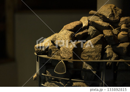 サウナストーブに置かれた石 サウナストーブに置かれた石 133892815