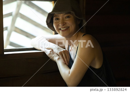 サウナを楽しむ女性 133892824