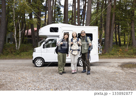 キャンピングカーでお出かけする家族 キャンピングカーでお出かけする家族 133892877