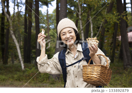 キノコ狩りをする女性 133892879