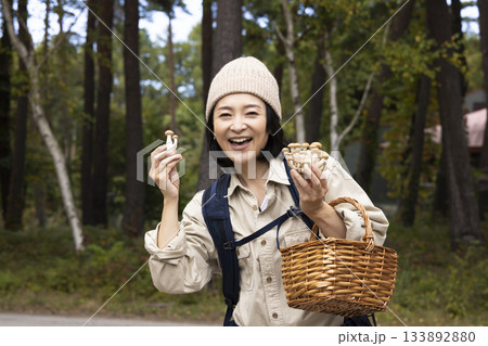 キノコ狩りをする女性 133892880