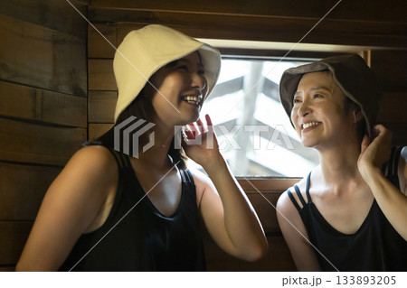 サウナを楽しむ女性 133893205