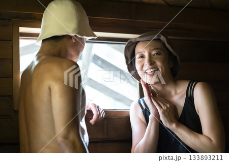 サウナを楽しむ家族 サウナを楽しむ家族 133893211