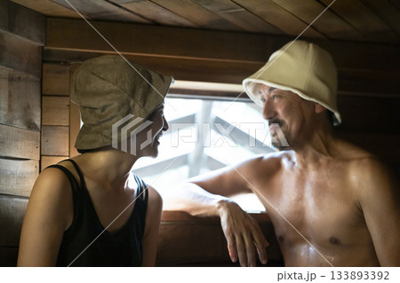 サウナを楽しむ家族 133893392