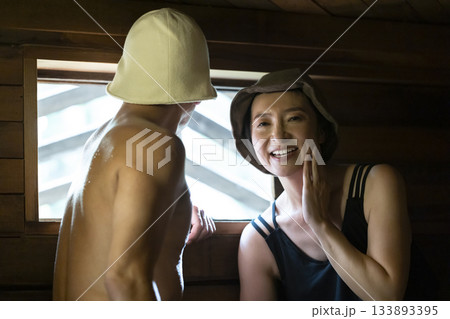 サウナを楽しむ家族 サウナを楽しむ家族 133893395