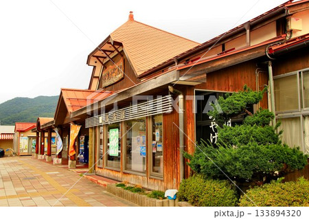 『立山黒部アルペンルート』の長野県側玄関口…【大糸線・信濃大町駅】 133894320