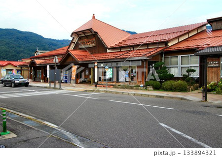 『立山黒部アルペンルート』の長野県側玄関口…【大糸線・信濃大町駅】 『立山黒部アルペンルート』の長野県側玄関口…【大糸線・信濃大町駅】 133894321
