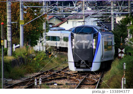 甲斐路を経て信濃路へ…特急あずさ・E353系 信濃大町駅 甲斐路を経て信濃路へ…特急あずさ・E353系 信濃大町駅 133894377