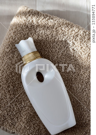 白い柔軟剤の容器とふわふわバスタオル 白い柔軟剤の容器とふわふわバスタオル 133894771