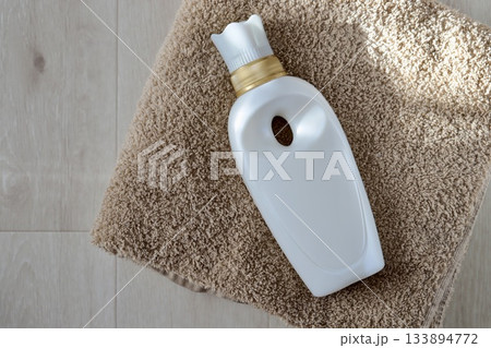 白い柔軟剤の容器とふわふわバスタオル 133894772
