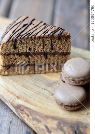 シンプルなチョコレートケーキと一口サイズのチョコマカロン シンプルなチョコレートケーキと一口サイズのチョコマカロン 133894790