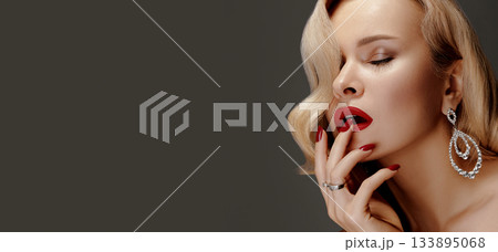 Beautiful Woman with Fashion Make-up and Blond Wave Hairstyle. Glamour American Diva Style with Brilliant Accessories 133895068
