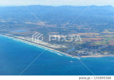 着陸する飛行機から眺めるゴールドコーストのとても美しい海岸風景 133895386