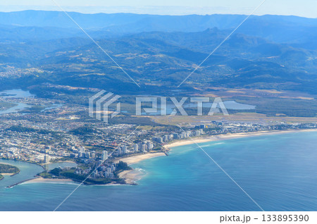 着陸する飛行機から眺めるゴールドコーストのとても美しい海岸風景 133895390