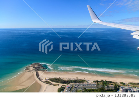 着陸する飛行機から眺めるゴールドコーストのとても美しい海岸風景 133895395