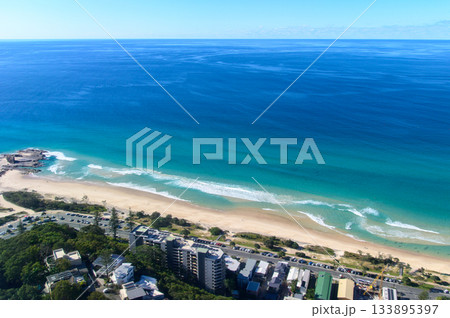 着陸する飛行機から眺めるゴールドコーストのとても美しい海岸風景 133895397