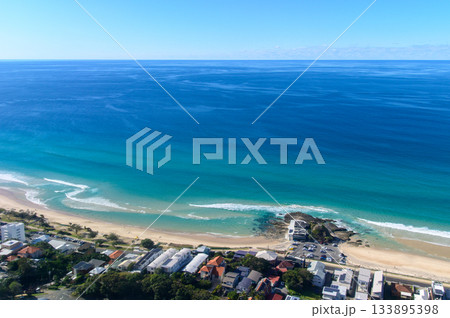着陸する飛行機から眺めるゴールドコーストのとても美しい海岸風景 133895398