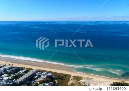着陸する飛行機から眺めるゴールドコーストのとても美しい海岸風景 133895400