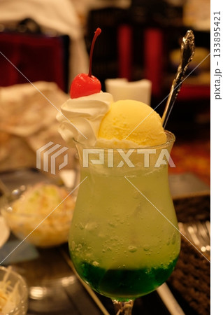 喫茶店のクリームソーダ 133895421