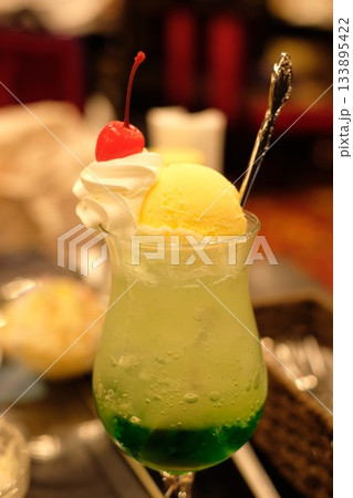 喫茶店のクリームソーダ 133895422