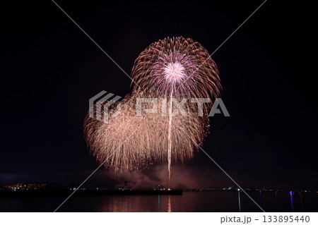 冬の宵を彩る花火 <花火甲子園2025> 冬の宵を彩る花火 <花火甲子園2025> 133895440