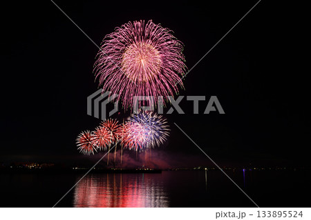 冬の宵を彩る花火　＜花火甲子園2025＞ 133895524