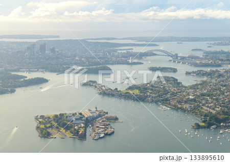 着陸する飛行機から眺めるシドニー市街地の風景 133895610