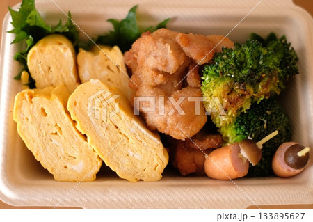 卵焼きと唐揚げのお弁当 卵焼きと唐揚げのお弁当 133895627