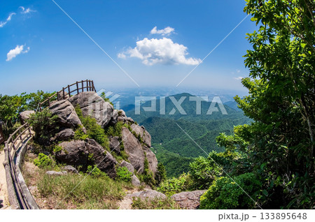 新緑の御在所岳 富士見岩展望台《三重県 菰野町》 133895648