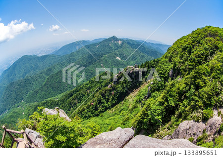 新緑の御在所岳 富士見岩展望台からの大パノラマ《三重県 菰野町》 133895651