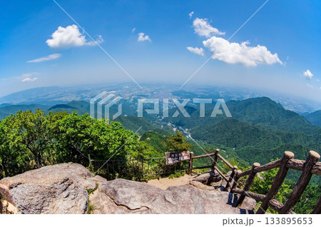新緑の御在所岳 富士見岩展望台からの大パノラマ《三重県 菰野町》 133895653