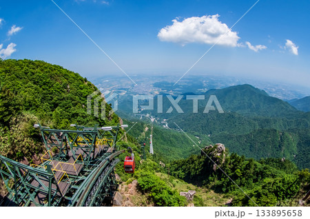 新緑の御在所ロープウエイ 山上公園駅からの大パノラマ《三重県 菰野町》 133895658