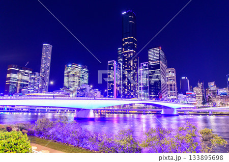 オーストラリアにあるブリスベンのとても美しい夜景風景 オーストラリアにあるブリスベンのとても美しい夜景風景 133895698