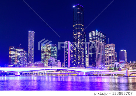 オーストラリアにあるブリスベンのとても美しい夜景風景 オーストラリアにあるブリスベンのとても美しい夜景風景 133895707