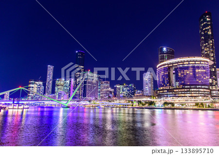 オーストラリアにあるブリスベンのとても美しい夜景風景 133895710