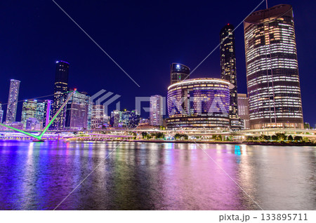 オーストラリアにあるブリスベンのとても美しい夜景風景 オーストラリアにあるブリスベンのとても美しい夜景風景 133895711