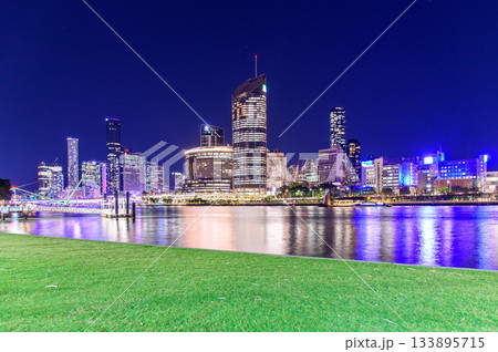 オーストラリアにあるブリスベンのとても美しい夜景風景 オーストラリアにあるブリスベンのとても美しい夜景風景 133895715