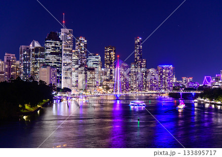オーストラリアにあるブリスベンのとても美しい夜景風景 133895717